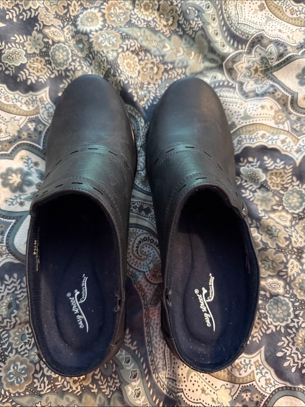 easy street Black Slip-On Women's Clogs